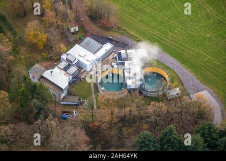 Luftbild, Otto Fuchs KG, Metallindustrie, Meinerzhagen, Sauerland, Märkischer Kreis, Nordrhein-Westfalen, Deutschland, DE, Europa, Vögel - Augen v Stockfoto