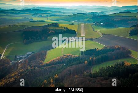 Luftaufnahme Flughafen Flugplatzgesellschaft Meschede-Schüren, Meschede mbH, ländliche Landebahn, Startbahn, kleinen Flugplatz, General Aviation, GAT, Schüre Stockfoto