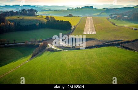 Luftaufnahme Flughafen Flugplatzgesellschaft Meschede-Schüren, Meschede mbH, ländliche Landebahn, Startbahn, kleinen Flugplatz, General Aviation, GAT, Schüre Stockfoto