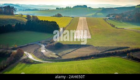 Luftaufnahme Flughafen Flugplatzgesellschaft Meschede-Schüren, Meschede mbH, ländliche Landebahn, Startbahn, kleinen Flugplatz, General Aviation, GAT, Schüre Stockfoto