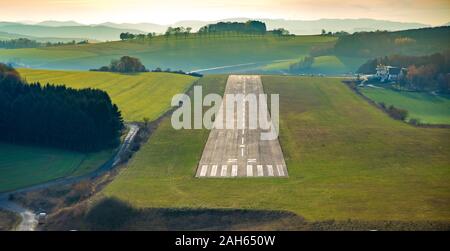 Luftaufnahme Flughafen Flugplatzgesellschaft Meschede-Schüren, Meschede mbH, ländliche Landebahn, Startbahn, kleinen Flugplatz, General Aviation, GAT, Schüre Stockfoto