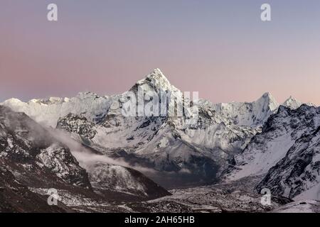 Sonnenaufgang Blick auf den Berg Ama Dablam Gipfel auf dem Everest Base Camp Trek im Himalaya, Nepal. Tolle Landschaft der Berge in Rosa p Stockfoto