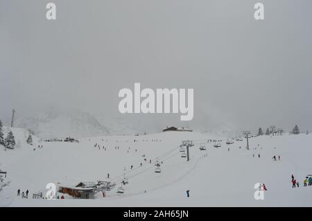 Chamonix, Frankreich. 23. Dezember 2019. Skifahrer und Snowboarder in Aktion in Domaine De Balme, Mont Blanc, Chamonix. Stockfoto