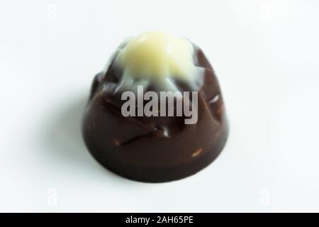 Eine Praline auf einem weißen Hintergrund. Close-up. Stockfoto