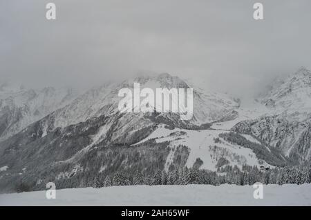 Chamonix, Frankreich. 23. Dezember 2019. Schneebedecktes Skigebiet mit Bergen im Winter, Domaine De Balme, Mont Blanc, Chamonix. Stockfoto