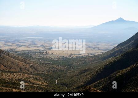 Montezuma Pass, Coronado National Memorial, Hereford, Arizona, USA. Der Blick nach Osten zeigt die Grenzmauer zu Mexiko, (rechts). Stockfoto