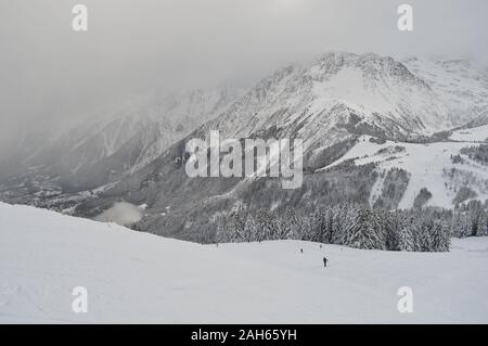 Chamonix, Frankreich. 23. Dezember 2019. Schneebedecktes Skigebiet mit Bergen im Winter, Domaine De Balme, Mont Blanc, Chamonix. Stockfoto