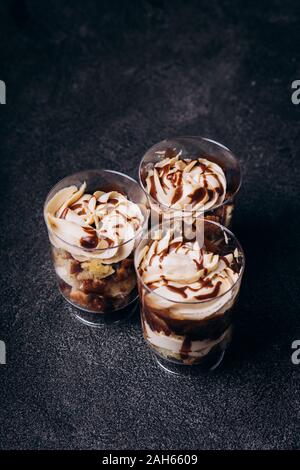 Dessert mit schoko-Creme im Glas. Anti Diät. Stockfoto