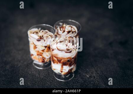 Dessert mit schoko-Creme im Glas. Anti Diät. Stockfoto