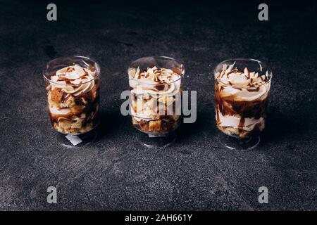 Dessert mit schoko-Creme im Glas. Anti Diät. Stockfoto