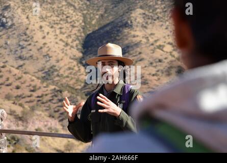 Ein Ranger mit Coronado National Forest erzieht Besucher an Coronado National Memorial Hereford, Arizona, USA. Stockfoto