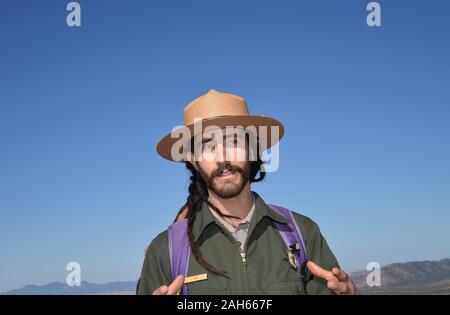 Ein Ranger mit Coronado National Forest erzieht Besucher an Coronado National Memorial Hereford, Arizona, USA. Stockfoto