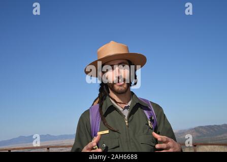 Ein Ranger mit Coronado National Forest erzieht Besucher an Coronado National Memorial Hereford, Arizona, USA. Stockfoto