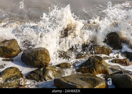 Starke Welle Spritzwasser auf die felsigen Ufer, die Wellen des Meeres schlagen Stockfoto