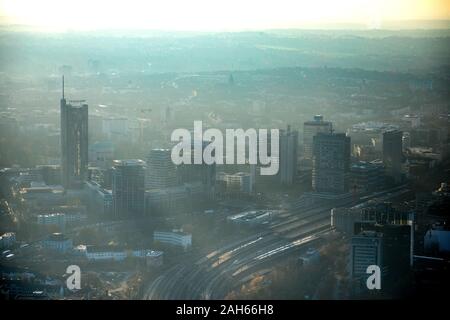 Luftbild, hinterleuchtet, Geschäftsviertel, EVONiK, RWE Tower, Hauptbahnhof Essen, Essen, Ruhrgebiet, Nordrhein-Westfalen, Deutschland, Bahnhof, Stockfoto