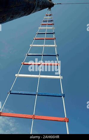 Rot, Weiß und Blau laddering auf einem Segelboot auf blauen Himmel Hintergrund Stockfoto