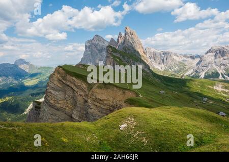 Blick von der Seceda über die Geisler Berge. Stockfoto