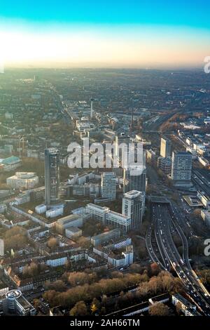 Luftbild, Innere Stadt Geschäftsviertel mit RWE-Turm und Fernsehturm Essener Evonik Hauptquartier, die Skyline von Essen, Wolkenkratzer, Essen, Stockfoto
