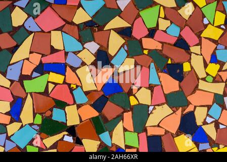 Kunst Mosaik Glas an Wand oder Boden. Bunte trencadis, Textur kaputte Fliesen Mosaik. Stockfoto