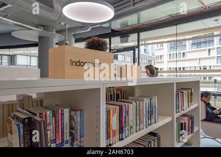 Ein Regal top Schild sagt Leute Sie sind im indonesischen Teil der neuen Gebäude, in dem sich ein Restaurant und die Stadt Sydney Bibliothek Stockfoto