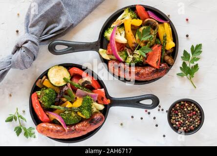 Gegrilltes Gemüse und Smokies in der brj Pfannen. Stockfoto