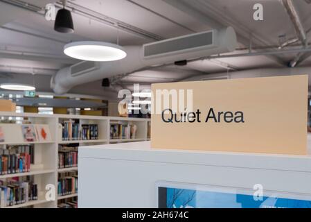 Ein Regal Zeichen top Erinnert die Menschen daran, dass sie sich in einer ruhigen Gegend im neuen Gebäude, in dem sich ein Restaurant und die Stadt Sydney Bibliothek Stockfoto