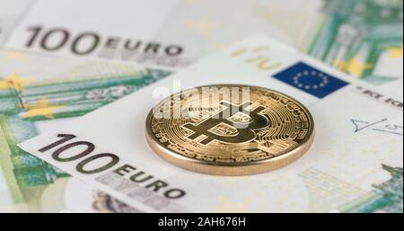 Cryptocurrency gold Bitcoin Münze auf hundert Euro Rechnungen. Nahaufnahme, makroaufnahme Stockfoto
