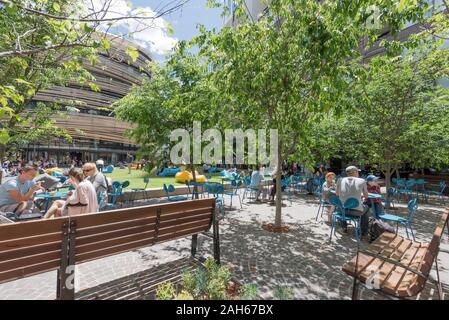 Personen Picknick auf dem Gelände des neuen Gebäudes in Darling Square, Sydney, Australien, entworfen von dem japanischen Architekten Kengo Kuma Stockfoto