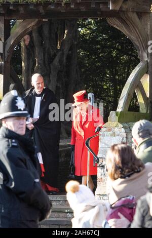 Die Königin, Königin Elizabeth II. aus der Kirche am Weihnachtstag 2019 auf dem Sandringham Estate in Norfolk, Großbritannien Stockfoto