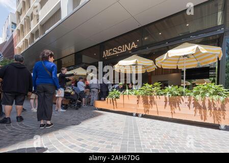 Leute richten, die außerhalb einer Messina Eisdiele in Darling Viertel, Sydney Australien aus 40 verschiedenen Geschmacksrichtungen von Sydney zu wählen, Gelato Stockfoto