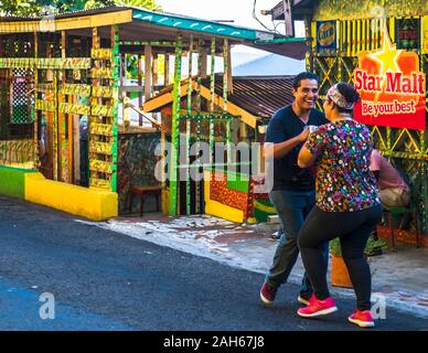 Soca Tanz auf der Straße vor der Charlies Bar in Grand Mal, Grenada Stockfoto