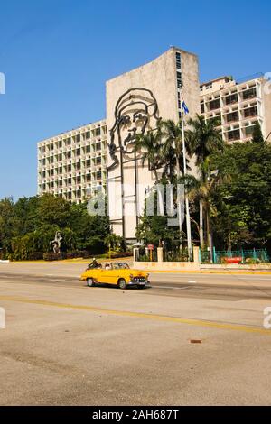 Ministerium des Innern Gebäude mit Che Guevara Wandbild und kubanische Flagge auf dem Platz der Revolution "Plaza De La Revolucion''. La Havanna. Kuba Stockfoto