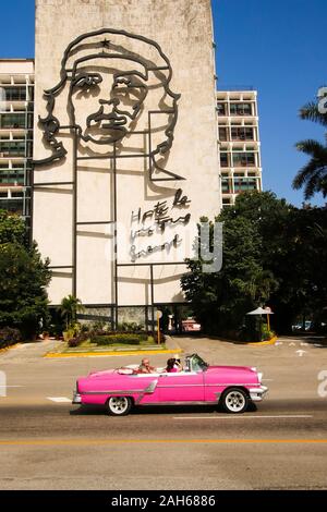 Ministerium des Innern Gebäude mit Che Guevara Wandbild und kubanische Flagge auf dem Platz der Revolution "Plaza De La Revolucion''. La Havanna. Kuba Stockfoto