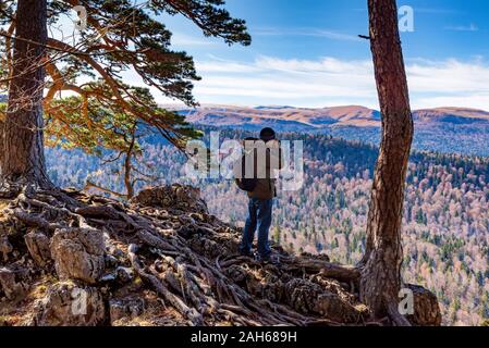 Zurück männlich outdoor Fotograf, Foto von Bergen im Nordkaukasus im Hellen fällt mit seiner Kamera anzeigen Stockfoto