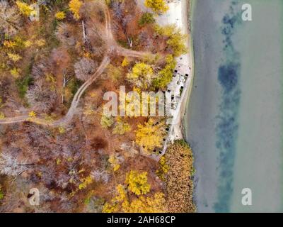 Drone Bild von heruntergekommenen verlassenen konkrete Lastkahn auf River Bank im Herbst Verfallende neben einem Fluss. Stockfoto