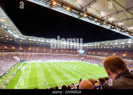 Rückansicht des Menschen beobachten Fußballspiel in Rostow am Don Stockfoto