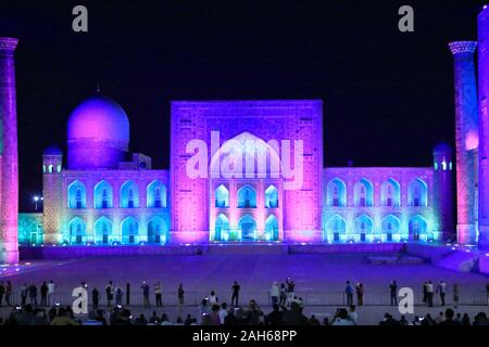 26. September 2019 - Samarkand, Usbekistan: Schöne historische Registan Platz in der Abenddämmerung. Ulugh Beg, Tilya-Kori und Sher-Dor madrasah bei Nacht Stockfoto