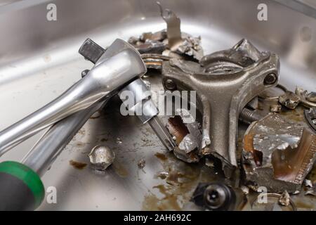 Der Motor des Sportwagens explodierte und brach zu Beginn des Rennens Stockfoto