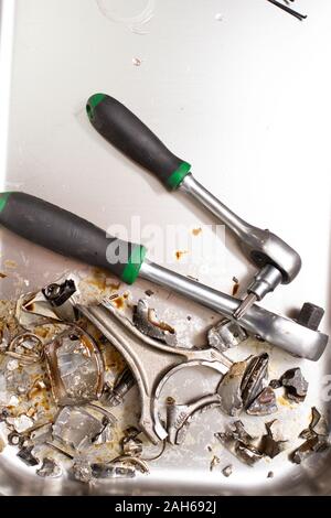 Der Motor des Sportwagens explodierte und brach zu Beginn des Rennens Stockfoto