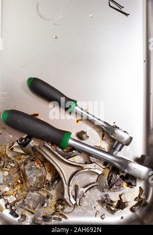 Der Motor des Sportwagens explodierte und brach zu Beginn des Rennens Stockfoto