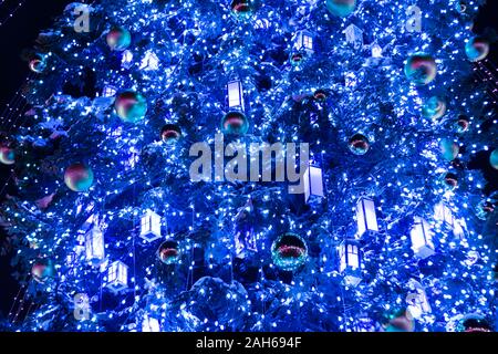 Weihnachtsbaum Hintergrund der Phantom Classic blau Filialen mit Schnee, weiße Holzlaternen, Weihnachten Kugeln und Lichtern Stockfoto