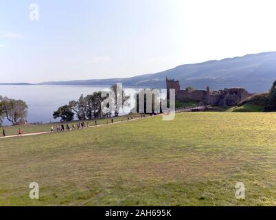 Die Ruinen von Urquhart Castle mit Blick auf Loch Ness, die eine 1000-jährige Geschichte haben, ziehen heute täglich Hunderte von Touristen an. Stockfoto