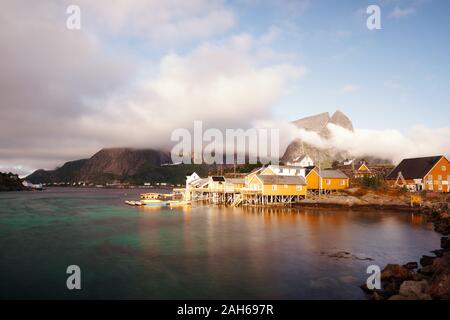 Panorama von Fischerdorf auf der Lofoten, Norwegen, Panorama, Ferienhäuser Travel Concept Stockfoto