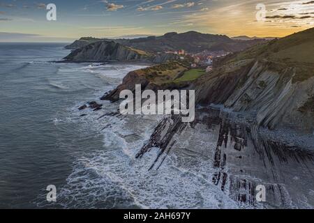 Zumaia Stadt und Meer flysch Luftaufnahme, Baskenland Stockfoto