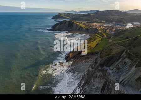 Zumaia Stadt und Meer flysch Luftaufnahme, Baskenland Stockfoto