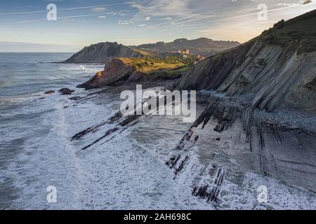 Zumaia Stadt und Meer flysch Luftaufnahme, Baskenland Stockfoto