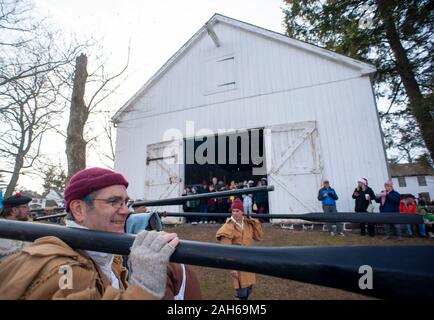 Washington Crossing, Pennsylvania, USA. 25 Dez, 2019. Tuck Hartpence von West Amwell, New Jersey hält ein Ruder als er wartet auf Aufträge von George Washington, dargestellt von John Godzieba als bereit, ihre Boote während der offiziellen Weihnachten Überquerung des Delaware reenactment von George Washington und seine Truppen Mittwoch, den 25. Dezember 2019 in Washington Crossing State Park in Washington Crossing, Pennsylvania. (WILLIAM THOMAS KAIN/PHOTOREPORTER) Credit: William Thomas Kain/Alamy leben Nachrichten Stockfoto