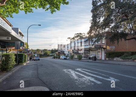 Nov. 2019: St Johns Road, in Richtung Bahnhof an der Gordon in Sydney. Die Straße ist im Jahr 2020 unter einer lokalen Regierung Plan aktualisiert werden Stockfoto