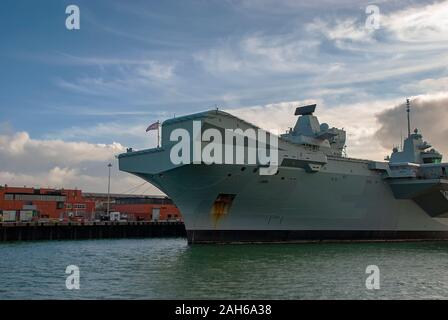 Die Ski-springen auf einem königlichen Marine Queen Elizabeth klasse Flugzeugträger Stockfoto