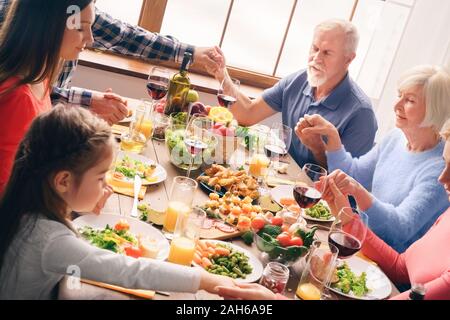 Gebet vor dem Essen, Katholiken beten. Hände halten Stockfoto